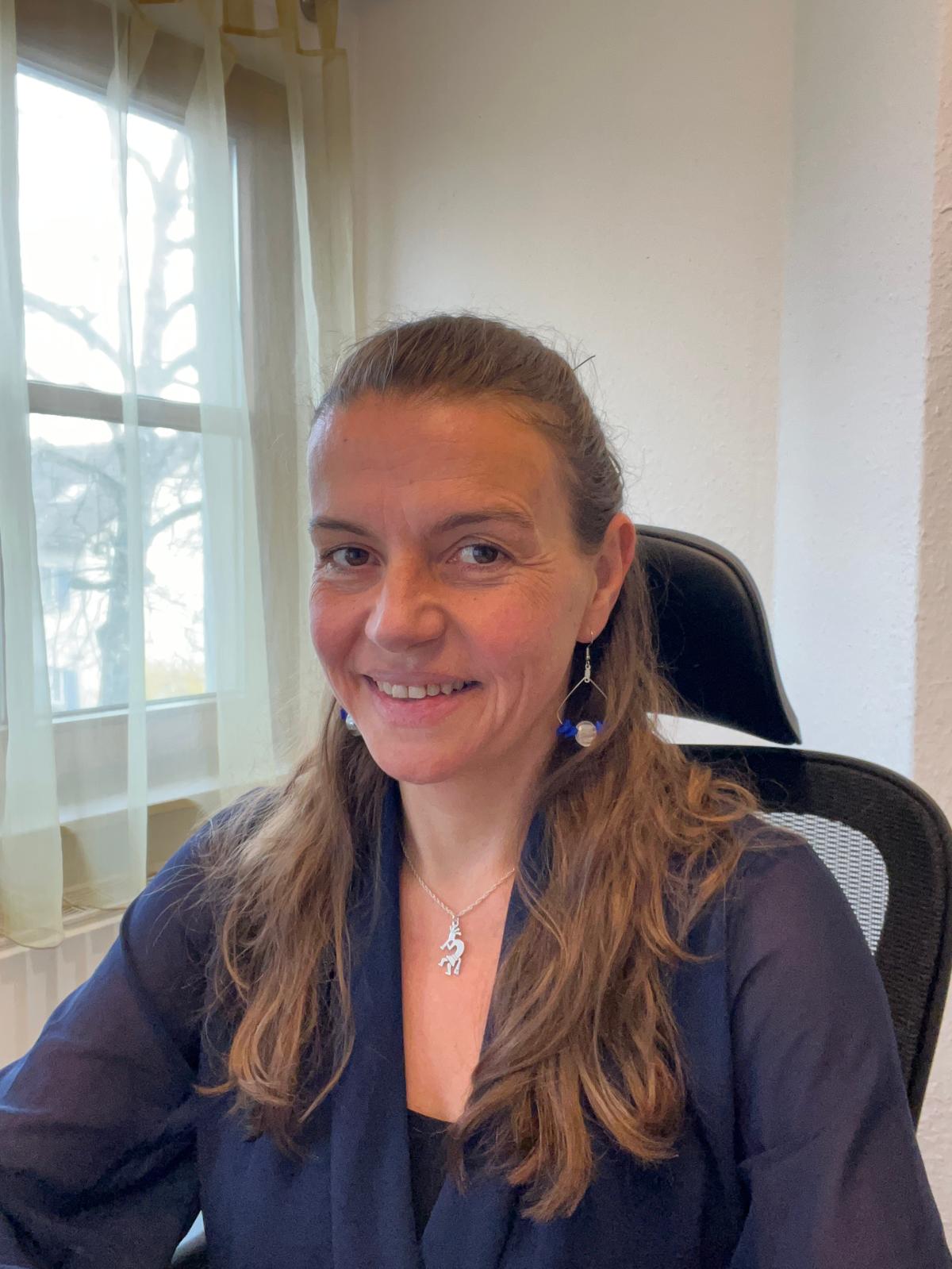 Tina am Schreibtisch